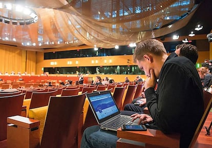 Schrems esperando el veredicto del Tribunal de Justicia de la Unión Europea, por el caso 'safe harbour'.