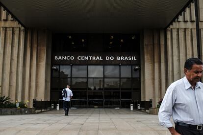 Peatones pasan frente a la sede del Banco Central de Brasil, en Brasilia.