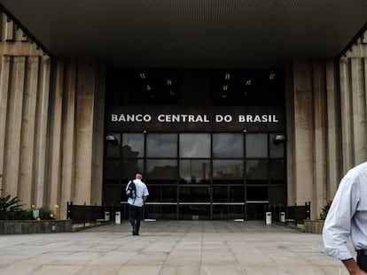 Peatones pasan frente a la sede del Banco Central de Brasil, en Brasilia.