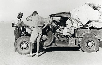 Almásy, en una de sus expediciones al desierto egipcio en los años treinta.