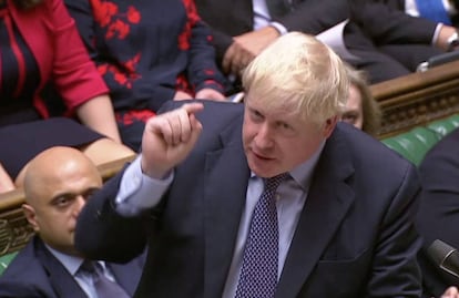 Boris Johnson, primer ministro británico, durante el debate parlamentario de este sábado en la Cámara de los Comunes.