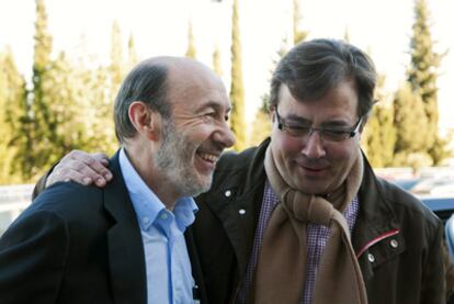 Rubalcaba, ayer en Cáceres con Guillermo Fernández Vara, antes de ir a Sevilla.