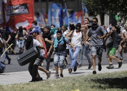 El barrio de Congreso parecía una zona en conflicto este jueves. Los manifestantes encararon a la agentes de la policía con rocas, palos y botes.