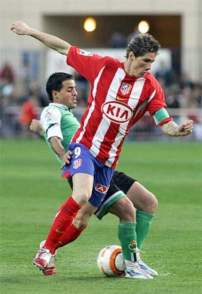 Vitolo corta un avance de Fernando Torres.