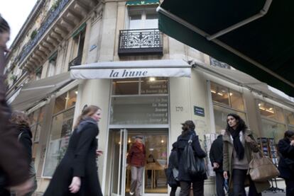 La librería La Hune, abierta hasta medianoche y situada cerca del Café de Flore, es un clásico para libros de literatura, arte y diseño en París.
