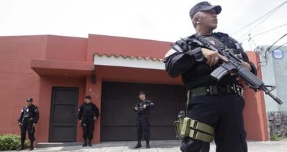 Policías vigilan la casa del expresidente Flores.