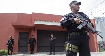 Polic&iacute;as vigilan la casa del expresidente Flores.