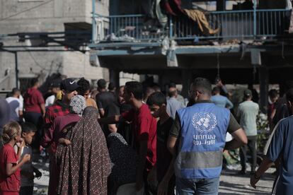 Rescatistas buscan entre los escombros tras el ataque israelí sobre la escuela Al Jaouni, en el campamento de refugiados de Nuseirat (centro de Gaza), el miércoles 11 de septiembre.