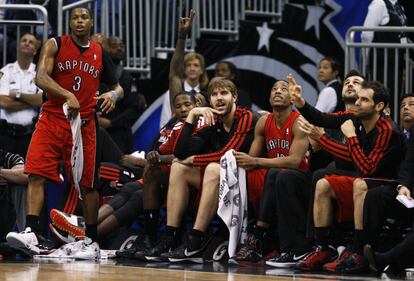 El banquillo de los Raptors, con el español José Manuel Calderón a la derecha, reacciona tras una canasta de su equipo.