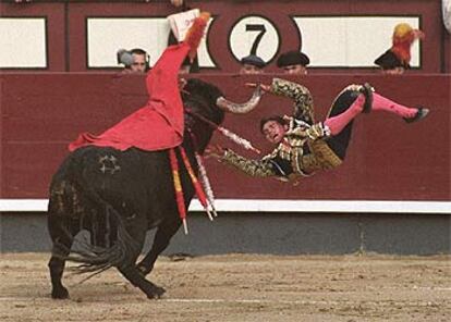 Fernando Robleño recibe una voltereta durante la corrida de ayer de Las Ventas.