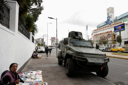 Un vehículo militar apostado fuera de la Embajada mexicana desde el viernes por la tarde.