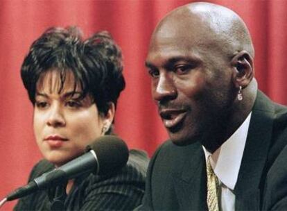 Michael Jordan junto a Juanita Vanoy en enero de 1999