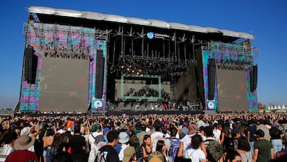 Asistentes del festival Lollapalooza Chile 2023, en el Parque Cerrillos, en Santiago, en marzo de 2023 .