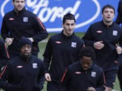 Jugadores del Lyon entrenan en el Santiago Bernabeu antes del juego contra el Real Madrid.