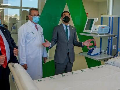 Juan Manuel Moreno durante la inauguración del área quirúrgica del Hospital Militar de Sevilla el 21 de abril de 2022. / EP