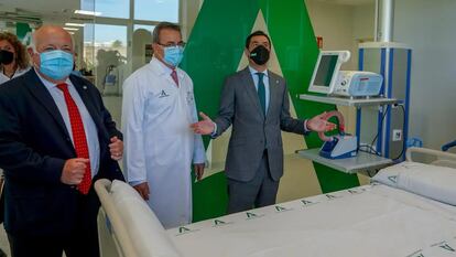 Juan Manuel Moreno durante la inauguración del área quirúrgica del Hospital Militar de Sevilla el 21 de abril de 2022. / EP