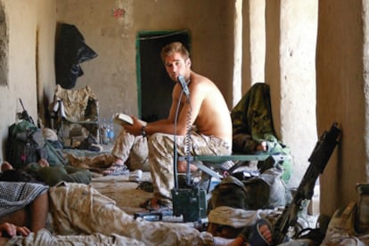 Patrick Hennessey: "Aquí estoy leyendo un libro mientras controlo la radio tras haber capturado un puesto enemigo". "Era julio de 2007 en Afganistán, en el valle del Alto Gereshk, provincia de Helmand".