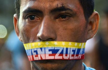 Un hombre en una de las protestas del 23 de febrero en Caracas.