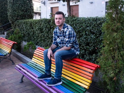 Haidar Alí Moracho, sentado el jueves sobre un banco de la plaza de la Iglesia, en Galapagar (Madrid).