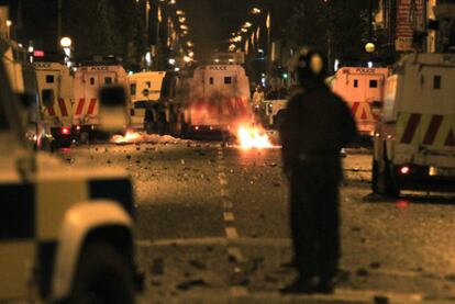 La policía interviene para intentar detener los disturbios en el Short Strand, en Belfast.