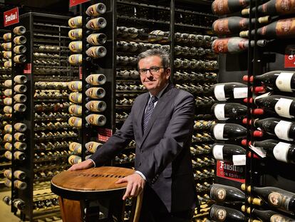 Francisco Honrubia, director general del Grupo Faustino, en el interior de una de sus bodegas.