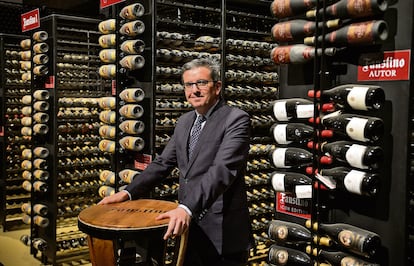 Francisco Honrubia, director general del Grupo Faustino, en el interior de una de sus bodegas.