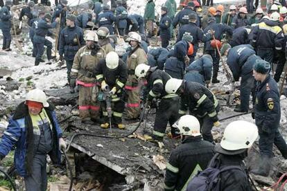 Los equipos de rescate estn haciendo su mejor esfuerzo para sacar de entre los escombros a la gente que se encuentra atrapada. El jefe adjunto de emergencia para la capital rusa, Yuri Sedelnikov, ha asegurado que estn recibiendo llamadas de los mviles de la gente que est entre los restos.