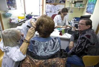 Una pacient és examinada de l'orella en un ambulatori de Barcelona.