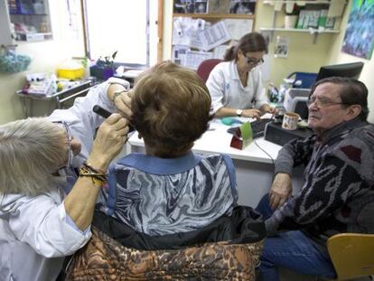 Una pacient és examinada de l'orella en un ambulatori de Barcelona.