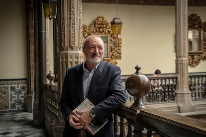 Arturo Pérez Reverte con su libro 'Revolución' en la Casa de los Azulejos, en el Centro Histórico de Ciudad de México.