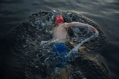 Un nadador disfruta de un baño en el lago Serpentine de Hyde Park, en Londres (Reino Unido).