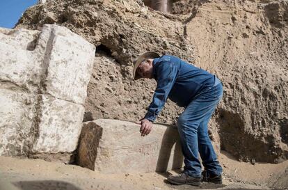 El arqueólogo egipcio Zahi Hawass, en la necrópolis de Saqqara. Hawass ha dejado de momento sus excavaciones en el Valle de los Reyes y sus aledaños para trabajar en Saqqara, el lugar donde se concentran hoy en día los focos del interés mundial.