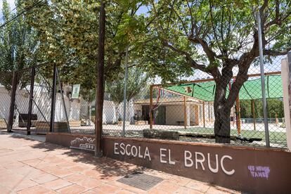 Entrada principal de la escuela El Bruc, en el municipio del mismo nombre.