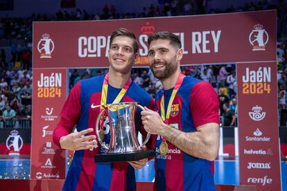 Makuc y Janc, del Barcelona, posan con la Copa del Rey.