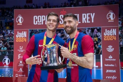 Makuc y Janc, del Barcelona, posan con la Copa del Rey.