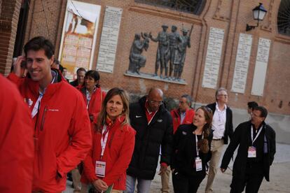 El presidente de la Federación Española de Baloncesto (FEB), José Luis Sáez, y el Director Deportivo del Real Madrid, Alberto Herreros, han recibido a los miembros de la Comisión de Evaluación del COI en la plaza de Toros de las Ventas, que albergará la competición de baloncesto en el caso de que Madrid albergue los Juegos.