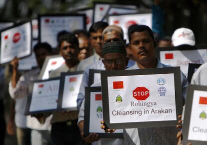 Musulmanes rohingya de Malasia protestan contra la persecución de los suyos en Birmania.