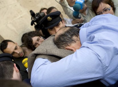 Damián Vidal, con la cabeza hundida en una chaqueta, anteayer, a su llegada a los juzgados de Palma.