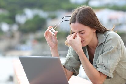 La mayoría de los participantes en una encuesta con 720 personas y un centenar de especialistas reconoció la dependencia de gafas o lentillas para desarrollar sus tareas diarias.