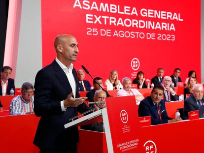 MADRID, 25/08/2023.- El presidente de la Real Federación Española de Fútbol, Luis Rubiales, durante su intervención en la Asamblea General de dicho organismo en la que ha anunciado que no dimitirá de su cargo tras la polémica por el beso que dio a la futbolista Jenni Hermoso al ganar el Mundial femenino, que ha definió como "espontáneo, mutuo, eufórico y consentido" aunque ha pedido disculpas "por el contexto en el que se produjo".. EFE/ RFEF/Eidan Rubio/SOLO USO EDITORIAL/SOLO DISPONIBLE PARA ILUSTRAR LA NOTICIA QUE ACOMPAÑA (CRÉDITO OBLIGATORIO)
