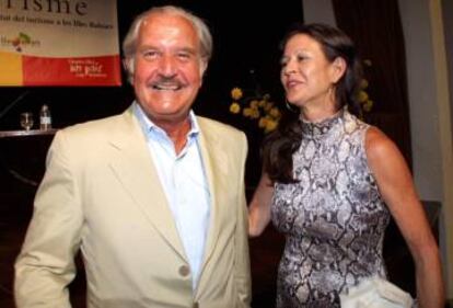 L'escriptor Carlos Fuentes i Cristina Macaya el 2002.