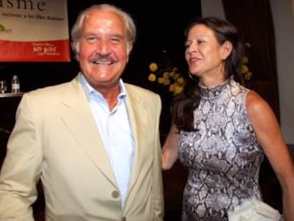 L'escriptor Carlos Fuentes i Cristina Macaya el 2002.