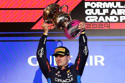 El piloto de Red Bull Racing Max Verstappen levanta el trofeo en el podio después de ganar el Gran Premio de Bahréin de Fórmula 1, en el circuito Internacional de Sakhir