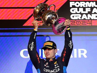 El piloto de Red Bull Racing Max Verstappen levanta el trofeo en el podio después de ganar el Gran Premio de Bahréin de Fórmula 1, en el circuito Internacional de Sakhir