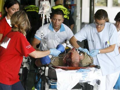 Personal sanitario atiende a uno de los heridos