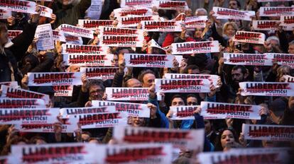 Manifestantes piden la liberaci&oacute;n de Jordi S&aacute;nchez, Jordi Cuixart y de los ocho exconsellers encarcelados, el pasado 8 de noviembre en Barcelona. 