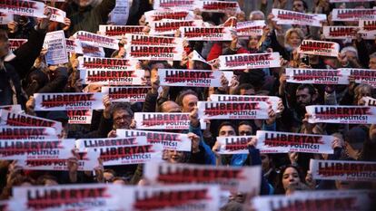 Manifestantes piden la liberaci&oacute;n de Jordi S&aacute;nchez, Jordi Cuixart y de los ocho exconsellers encarcelados, el pasado 8 de noviembre en Barcelona. 