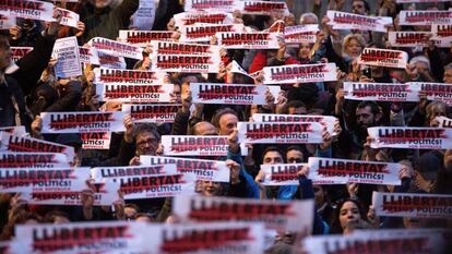 Manifestantes piden la liberación de Jordi Sánchez, Jordi Cuixart y de los ocho exconsellers encarcelados, el pasado 8 de noviembre en Barcelona.
