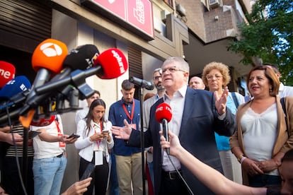 Llegada del secretario regional de los socialistas murcianos (PSRM), José Vélez (centro). 