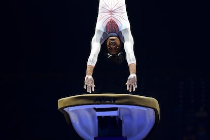 Simone Biles en su nuevo doble salto.